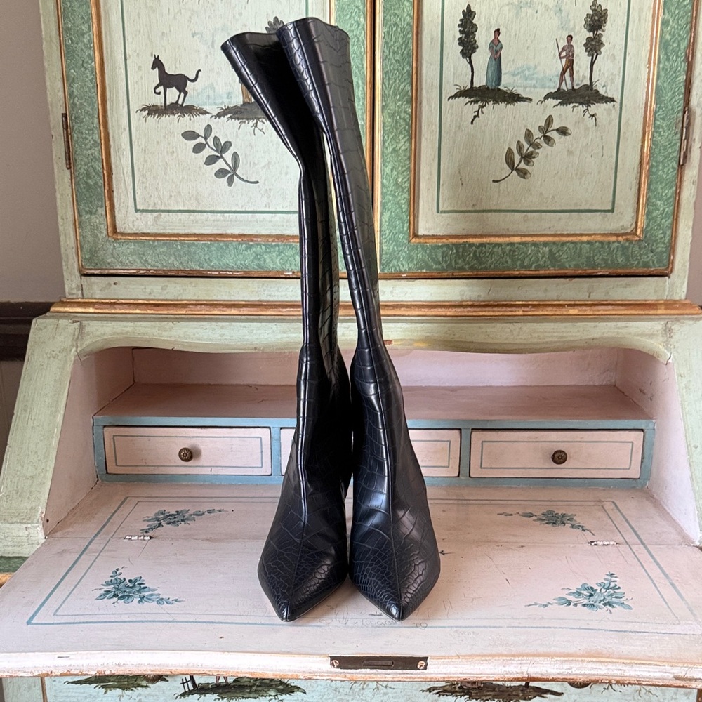 H&M Black Croc-Embossed Knee-High Pointed Toe Boots - Picture 3 of 10